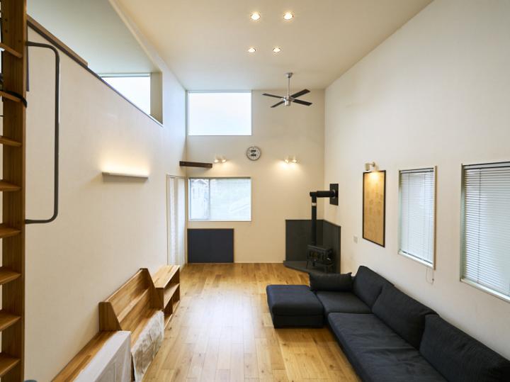 リビングからはしごを使ってロフトに上がることが可能です。