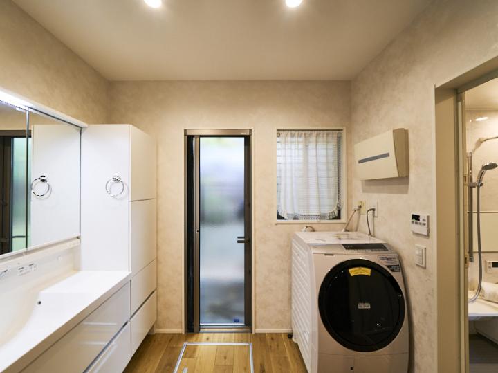 収納箇所が多い為、生活用品のストックも保管できます。