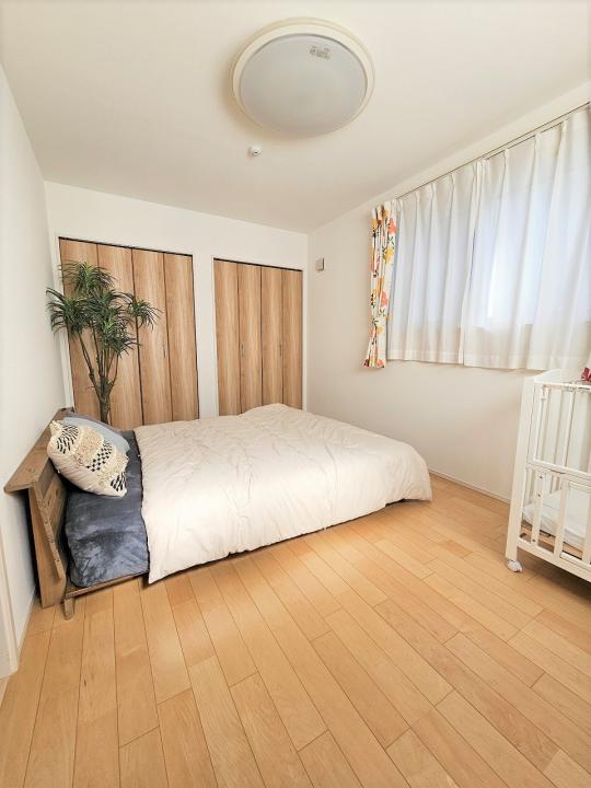 LDK横に位置する約6.7帖の居室です。