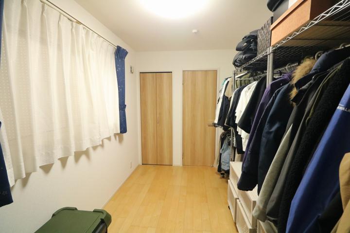 1階に位置する約5帖の納戸です。