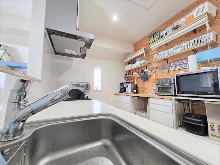 浄水器、食器洗い器付きのキッチンです。