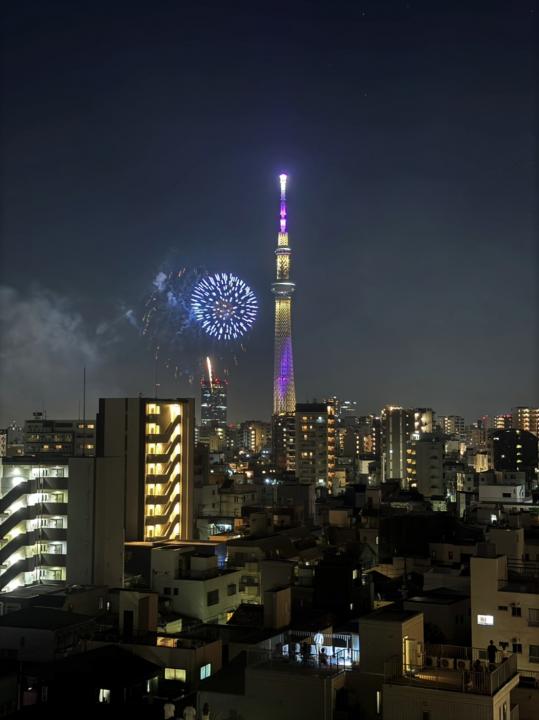 バルコニーから見える隅田川花火大会の様子です。