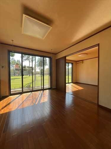 DK約8帖・洋室約7.3帖(奥)