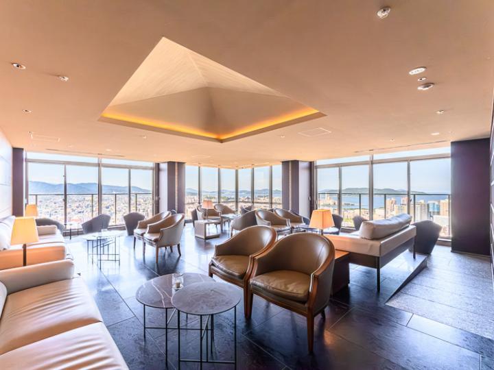 福岡市内を一望できるスカイビューラウンジ