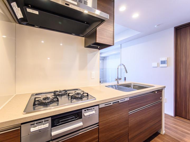 食洗機、ディスポーザー、浄水器付きのシステムキッチン