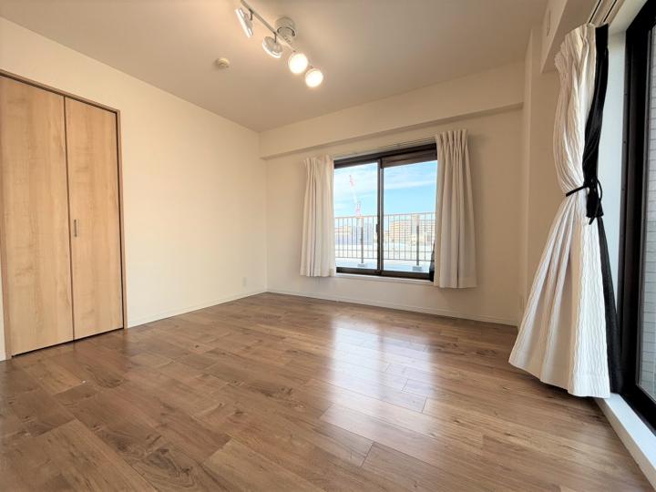 居室 約6.4帖(東・北からの採光)