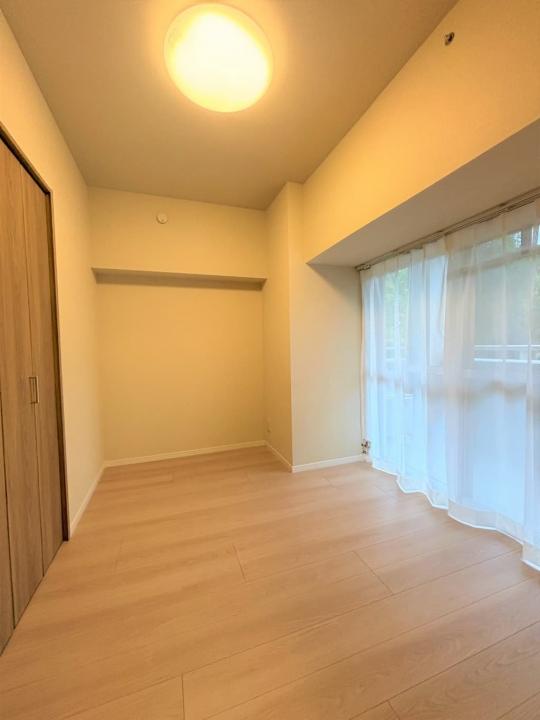 バルコニー側の洋室1(約4.3帖)