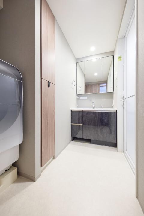 洗面化粧台は3面鏡収納付き