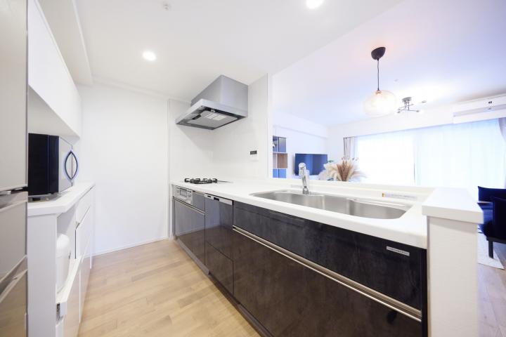 キッチン後ろはカップボードを設置しています。