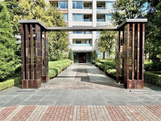 フォーマルエントランスへ続くゲート