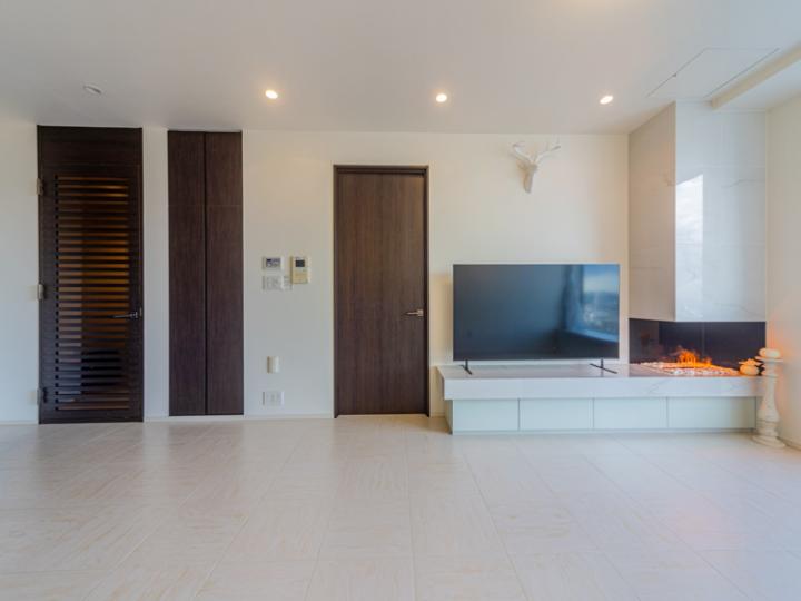 壁掛テレビ対応・水蒸気で炎を演出した暖炉