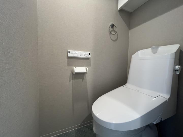 温水洗浄便座機能付き!トイレ上部に収納スペースございます!