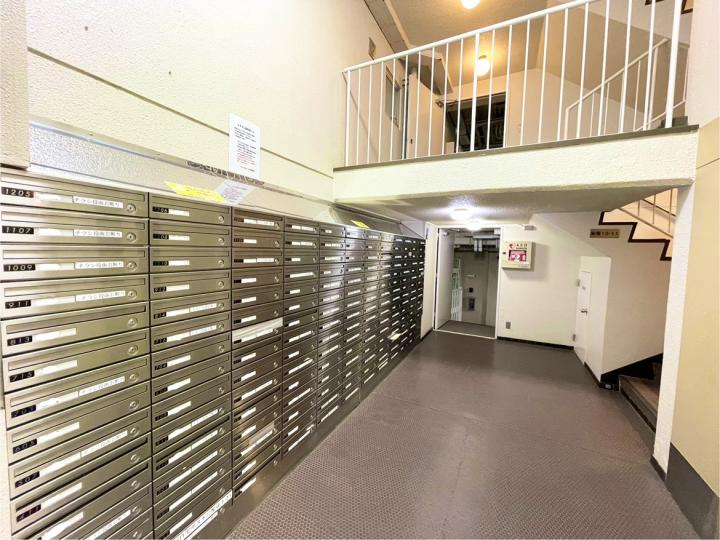 郵便ポストがエントランスにございます。