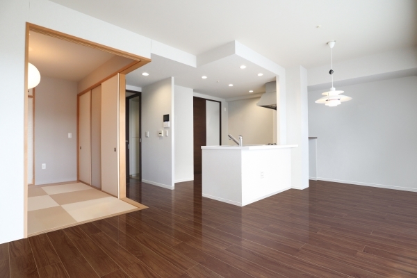 約15.9帖のLDK~約5.0帖の和室。こちらはCGで作成したリフォームイメージです。