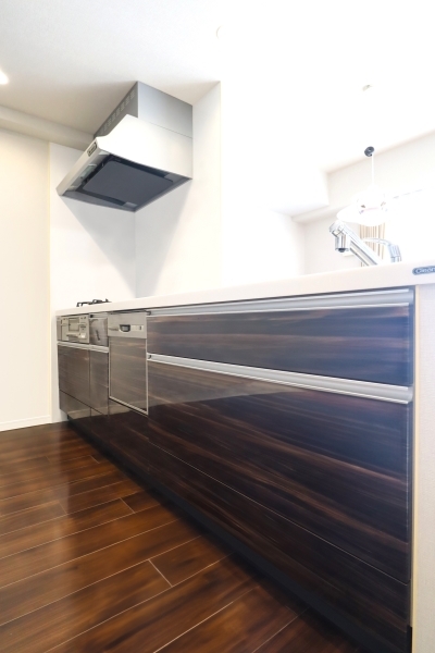 食器洗乾燥機、ディスポーザー、浄水器付きのキッチンです。こちらはCGで作成したリフォームイメージです