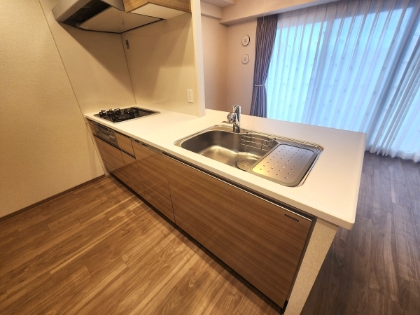 対面式システムキッチン ビルトイン食器洗乾燥機付。