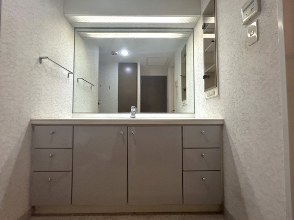 横幅約１５００ｍｍあり作業スペース、収納スペースをしっかりと確保した洗面台