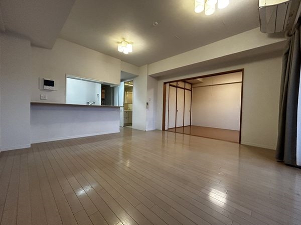 LDK約12.1帖・南側洋室約6.0帖※備品は価格に含まれません。