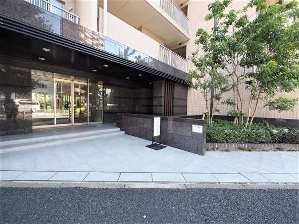 エントランス前