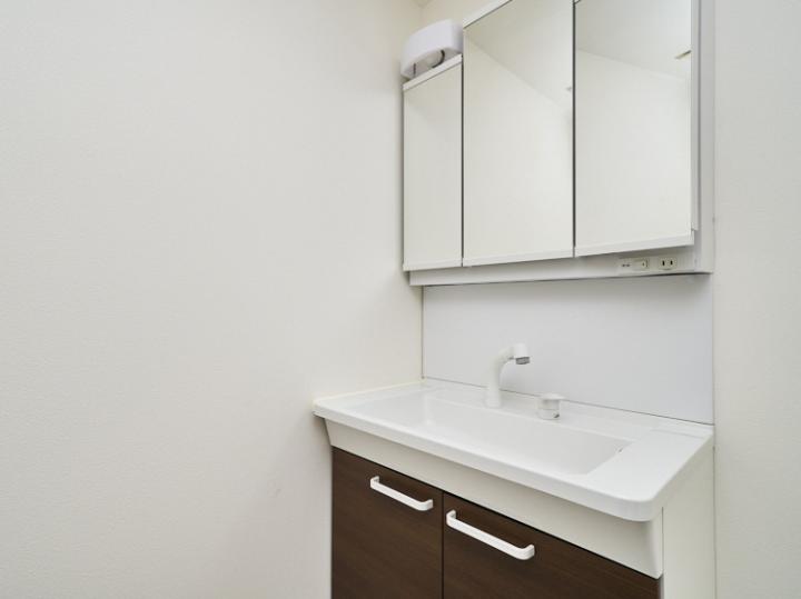 三面鏡の洗面台です。