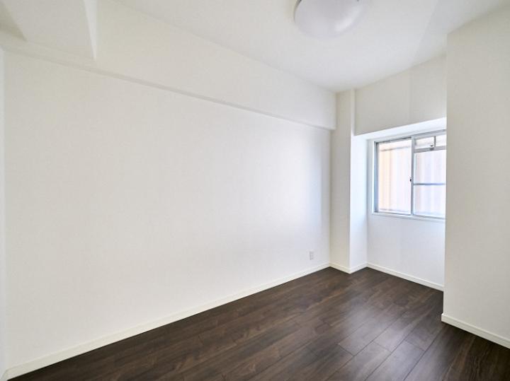 北西側納戸です。4.6帖ございますので居室としてもご利用可能です。