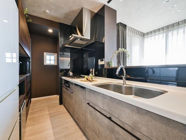 ガス台横に窓あり