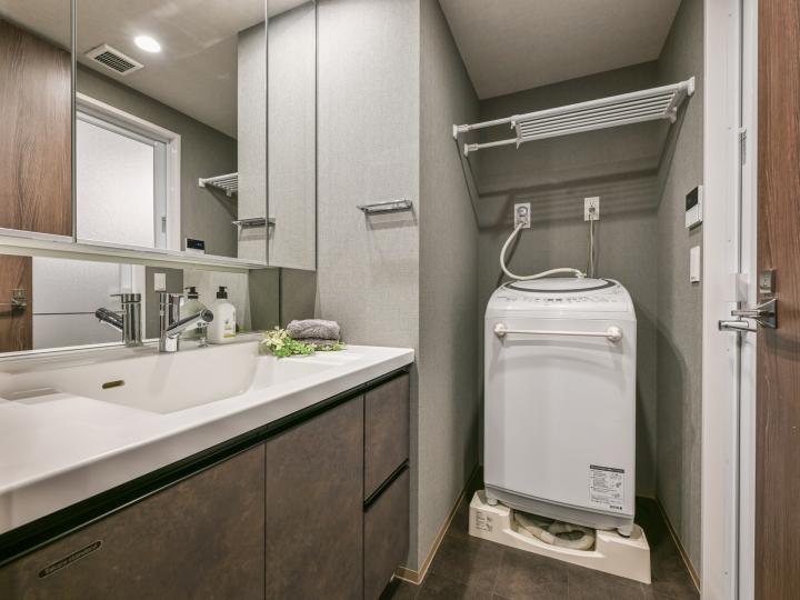 シャンプードレッサー付、三面鏡で鏡の裏にも収納できる広々洗面です