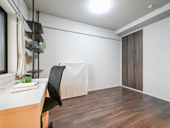 ウォークインクローゼット付き洋室です。奥行きのあるため承服以外も収納です